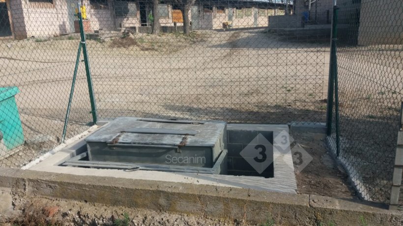 Imagen 3. Barreras f&iacute;sicas que crean una clara separaci&oacute;n entre la zona limpia y sucia en el punto de recogida de los cad&aacute;veres en una granja. Foto cortes&iacute;a de Secanim (Espa&ntilde;a).
