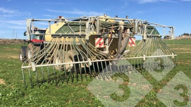 Figura 1. Sistema de aplicación de purines mediante tubos colgantes, para evitar aerosoles y emisiones de amoníaco, y conseguir una aplicación más uniforme. Foto gentileza de J. M. Capdevila.