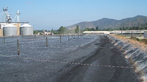 Balsa de purines antes y despu&eacute;s de ser cubierta para evitar emisiones de NH3 y recuperar CH4 para su uso energ&eacute;tico. Fotos del autor (izquierda) y de Agr&iacute;cola AASA, Chile (derecha).
