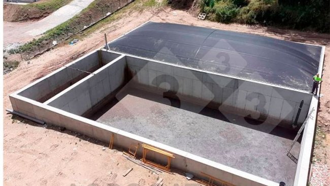 Imagen 1: Vista aérea de la estructura de cuerdas existente bajo la lona de propileno. Imagen 2: Vista aérea de la planta de biogás la cual consta de una zona de recepción de los purines frescos, zona de digestión anaerobia y zona de almacenaje del digerido.