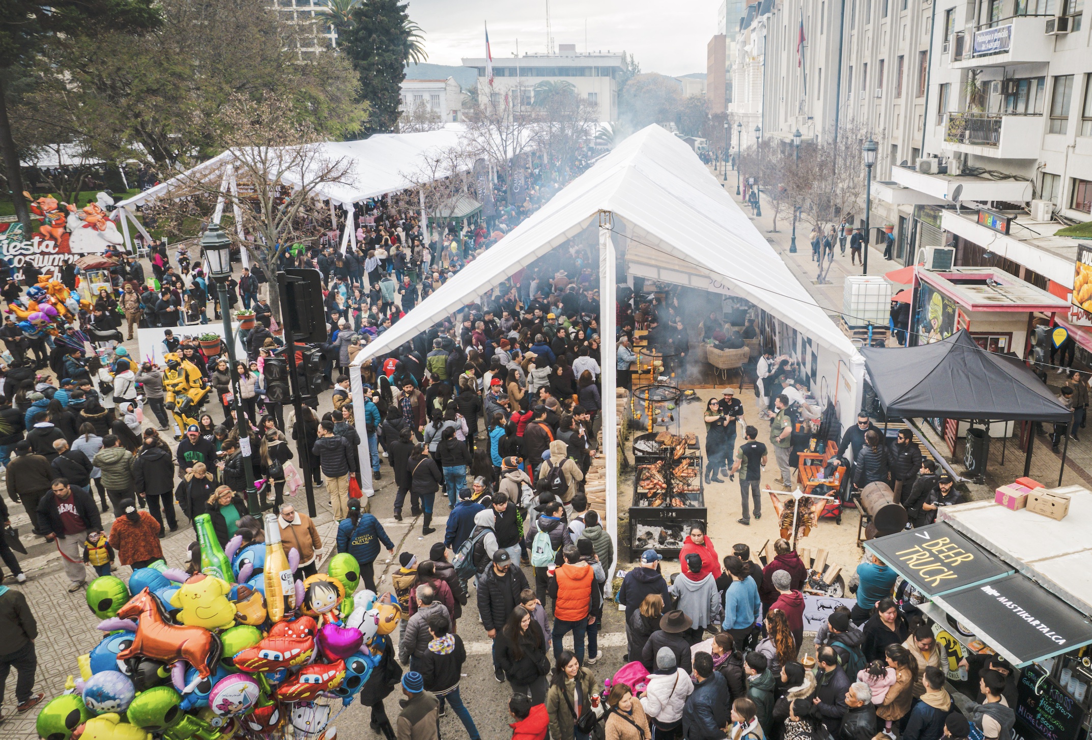 <span>M&aacute;s de 300 000 personas asistieron a la XIV versi&oacute;n de la Fiesta Costumbrista del Chancho 2024, realizada el 3 y 4 de agosto, en la Plaza de Armas de Talca, evento organizado por Coexca S.A. y la Municipalidad de la ciudad, a trav&eacute;s de su Corporaci&oacute;n de Cultura.&nbsp; Es la fiesta costumbrista m&aacute;s grande del invierno en Chile.</span>

&nbsp;

&nbsp;
