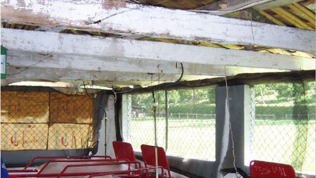 Cuentas de collar atravesadas por un alambre