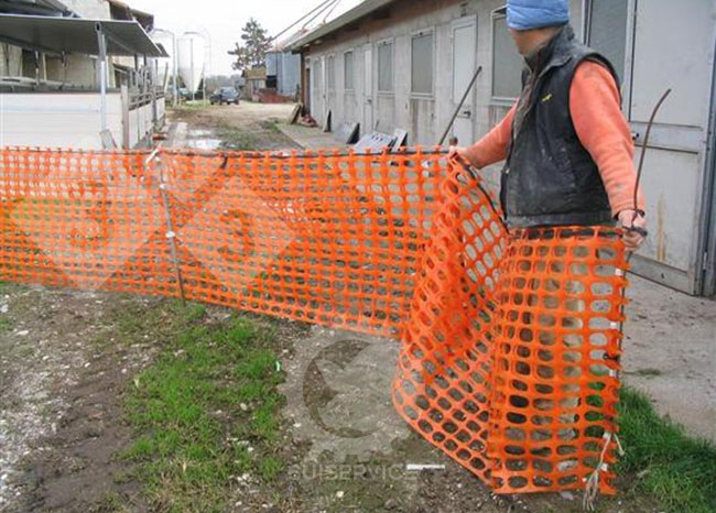 De manera sencilla y r&aacute;pida, una sola persona puede tensar la malla entre las dos puertas. Una vez finalizado el movimiento de animales, retira la barrera enroll&aacute;ndola hacia un lado.
