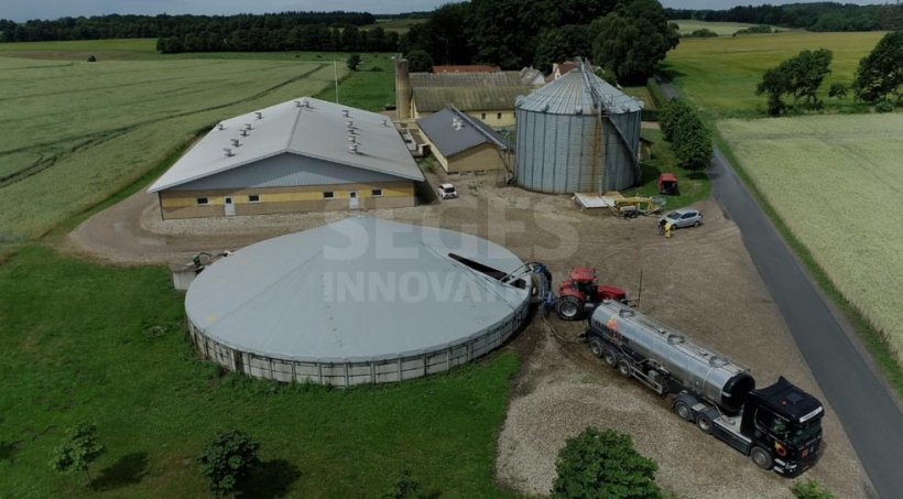 La acidificaci&oacute;n a baja dosis para reducir las emisiones de metano en las instalaciones de almacenamiento deber&iacute;a realizarse a finales de la primavera. Actualmente, se lleva a cabo a&ntilde;adiendo &aacute;cido sulf&uacute;rico (96%) durante una mezcla intensa. Foto: S&oslash;s Lindeborg Pedersen, SEGES Innovation.
