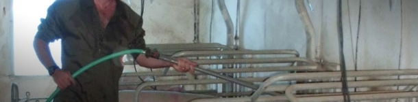 Si se dispone de una manguera en cada sala de partos, suplementar agua varias veces al d&iacute;a es un proceso sencillo