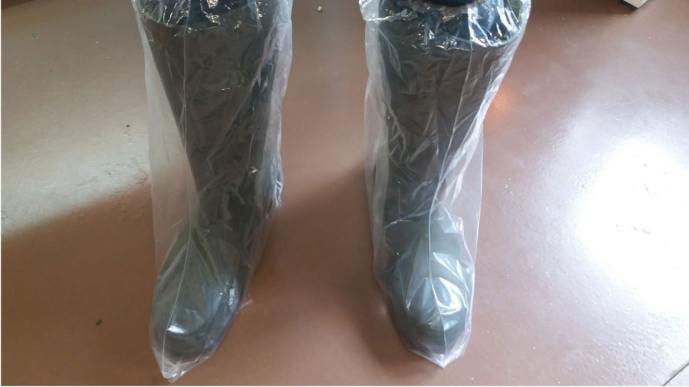 Foto 1. Las botas de pl&aacute;stico ayudan a prevenir la contaminaci&oacute;n cruzada a trav&eacute;s del calzado.
