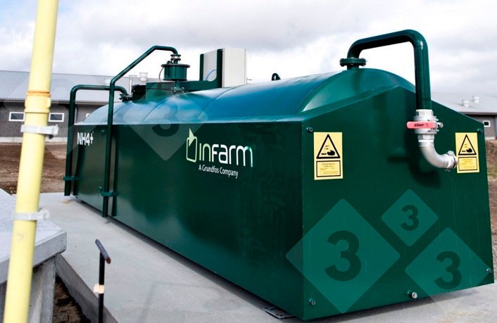 Figura 2. Tanque de almac&eacute;n de &aacute;cido en una granja de cerdos en Dinamarca, que acidifica los purines en los fosos de las naves y el almac&eacute;n exterior de forma controlada y autom&aacute;tica.
