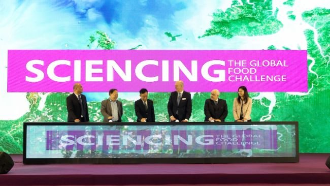 From left to right: Dr. Zhou Yingjun (General Manager of Shandong Vland Biotech), Prof. Qiao Shiyuan (College of Animal Science and Technology of China Agricultural University), Arron Chen (Chairman and CEO of Vland Biotech), Johann-Caspar Gammelin (President of Nutrition & Care division of Evonik), Dr. Gaetano Blanda (Head of Evonik's Animal Nutrition business line), and Shirley Qi (Head of Nutrition & Care division Asia of Evonik)