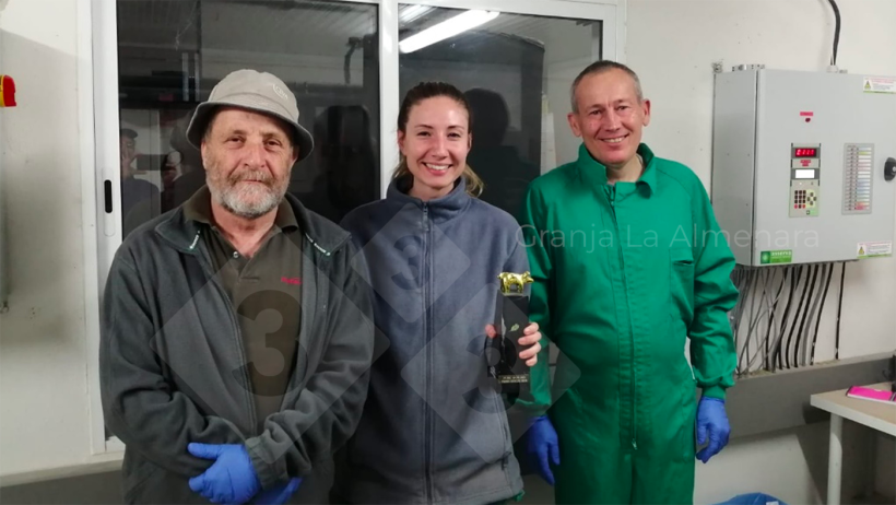 Fot. 1: Od lewej do prawej: Emilio Magall&oacute;n, Sara Beitia i Roberto Bautista z trofeum "MAPA Special Award".

