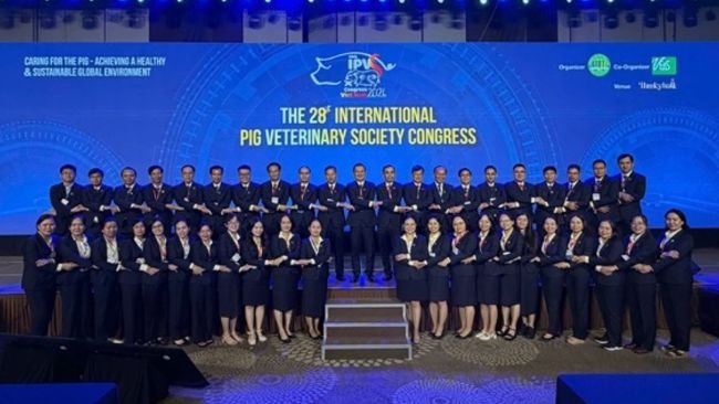 Główny Lokalny Komitet Organizacyjny, składający się przede wszystkim z pracowników Wydziału Nauk o Zwierzętach i Medycyny Weterynaryjnej Uniwersytetu Nong Lam w Ho Chi Minh City, gotowy do rozpoczęcia ceremonii otwarcia kongresu.