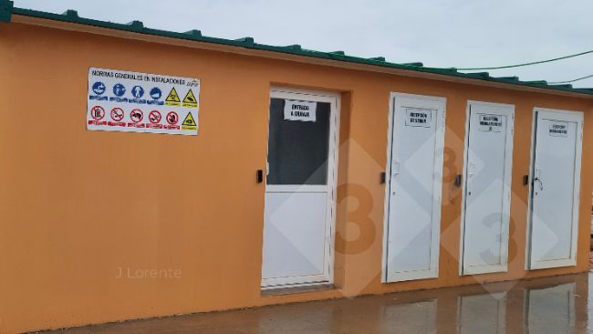 H&igrave;nh 4. Khu vực tiếp nhận được ph&acirc;n chia theo c&aacute;c khu vực. Cửa ra v&agrave;o: Lối v&agrave;o trang trại, khu vực tiếp nhận tinh heo, khu vực tiếp nhận sản phẩm y&ecirc;u cầu bảo quản lạnh v&agrave; khu vực tiếp nhận c&aacute;c loại thuốc th&ocirc;ng thường.
