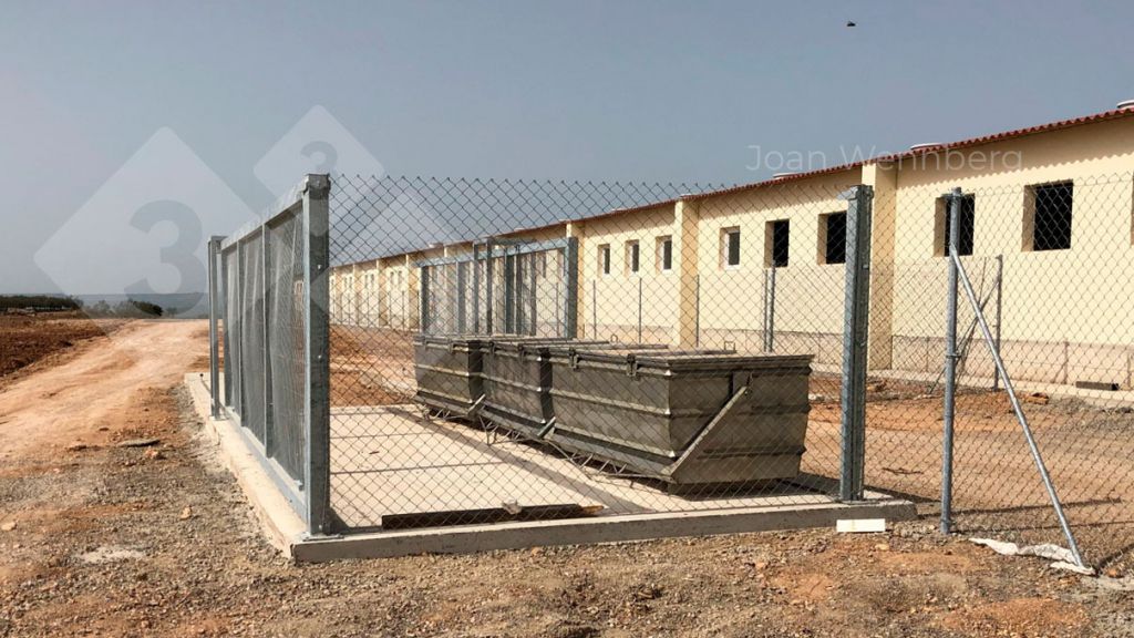 H&igrave;nh 5. C&aacute;c th&ugrave;ng xử l&yacute; x&aacute;c heo với c&aacute;c lối v&agrave;o kh&aacute;c nhau để bỏ x&aacute;c v&agrave; gom x&aacute;c heo. Ảnh cung cấp bởi Joan Wennberg.
