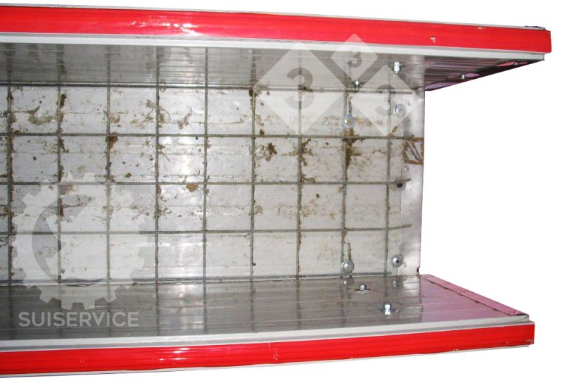 Điều rất quan trọng l&agrave; heo con phải c&oacute; độ b&aacute;m chắc chắn tr&ecirc;n ch&acirc;n khi đi l&ecirc;n cầu l&ugrave;a. Trong trường hợp n&agrave;y, một lớp lưới th&eacute;p h&agrave;n điện "chống trượt" đ&atilde; được gắn v&agrave;o tấm đ&aacute;y.
