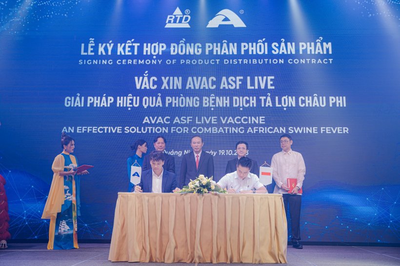 &Ocirc;ng Nguyễn Văn Điệp, Tổng gi&aacute;m đốc AVAC k&yacute; kết hợp t&aacute;c ph&acirc;n phối vắc-xin ASF AVAC LIVE với c&ocirc;ng ty PT Putra Perkasa Genetika (Indonesia).
